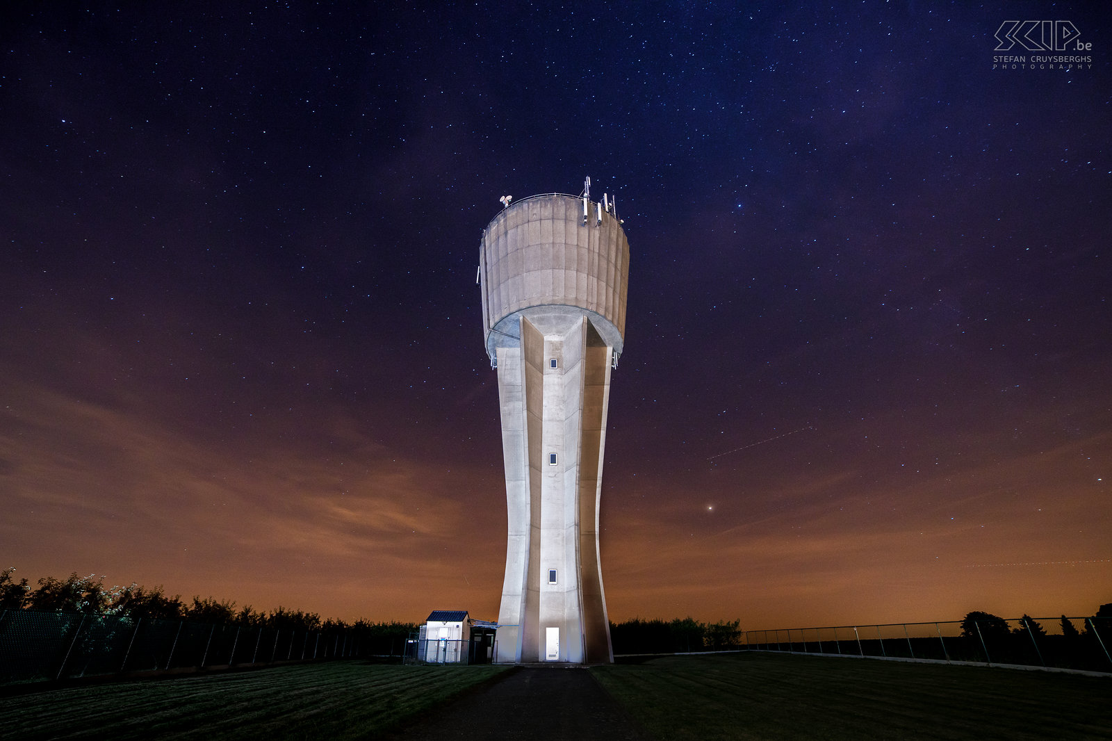 Hageland by night - Watertoren van Bekkevoort De imposante watertoren van Bekkevoort is gelegen boven op een heuvel en dus van veraf zichtbaar. Stefan Cruysberghs